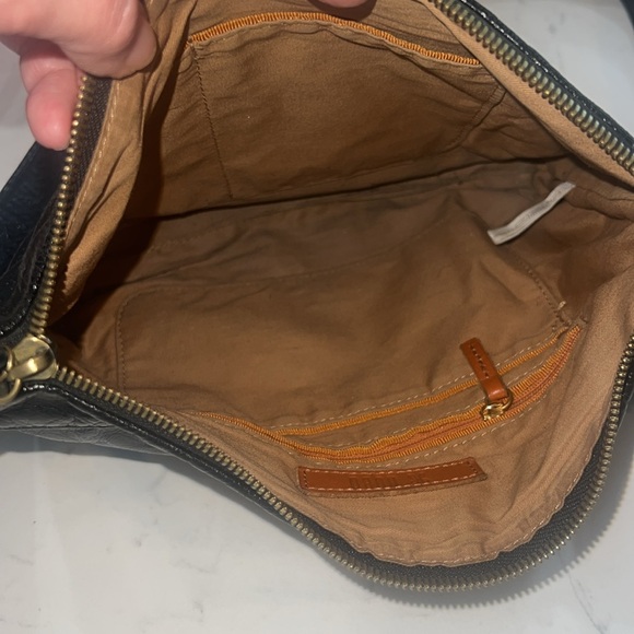 Hobo Leather crossbody bag. - Picture 4 of 7